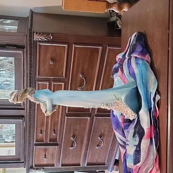 Risen statuary girl with flower basket - Picture 4 of 4